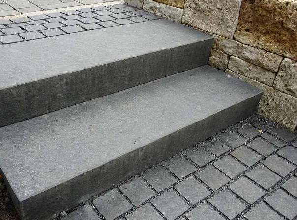 \\AD.Baustoffe-stark.de\Stark\Preislisten\Produktbilder\Natursteine\Basalt Halong\STARK Baustoffe Natursteine Blockstufen Halong.JPG