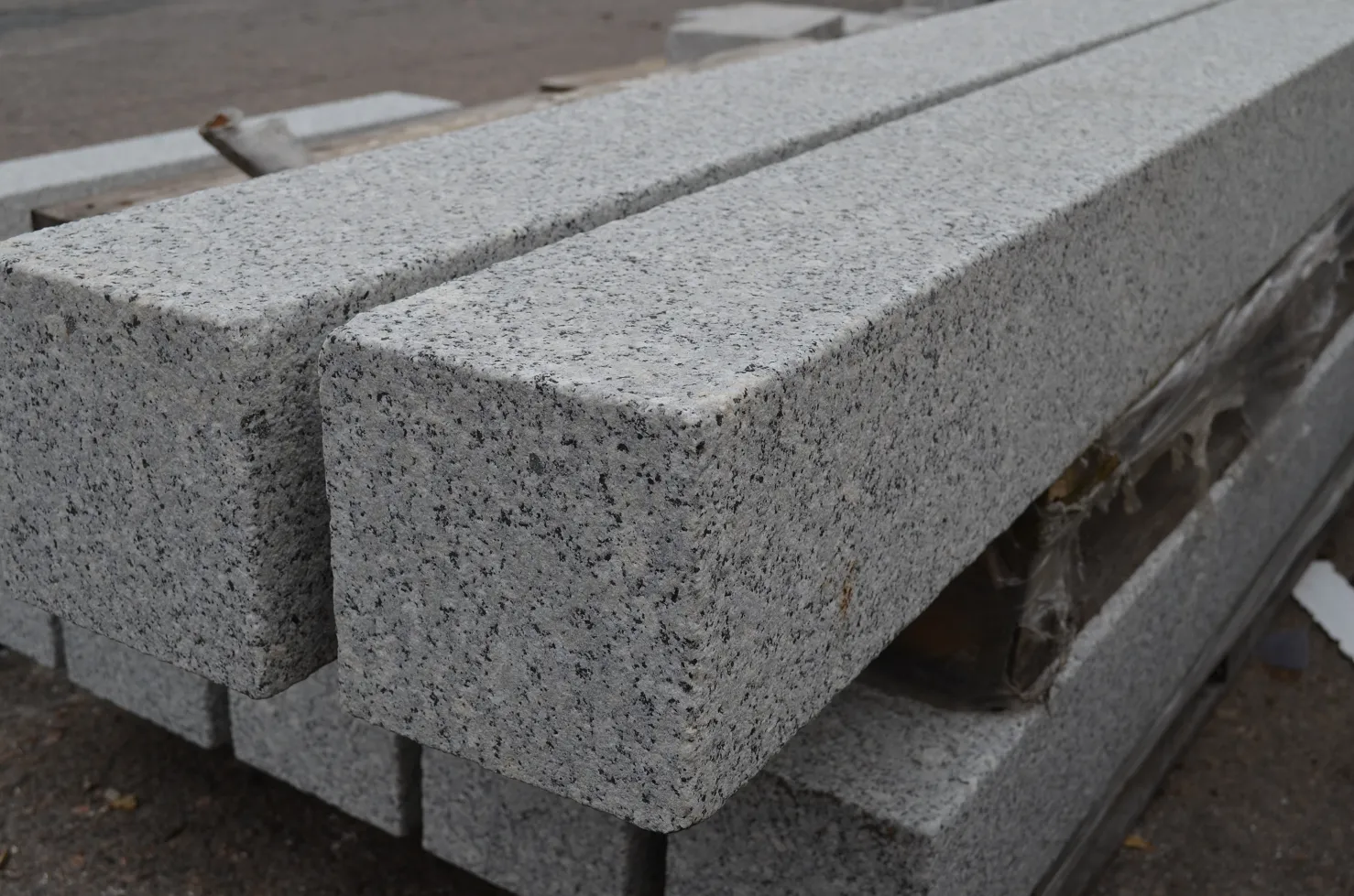 GRANIT-PALISADEN 15X15X250 CM    KANTOR