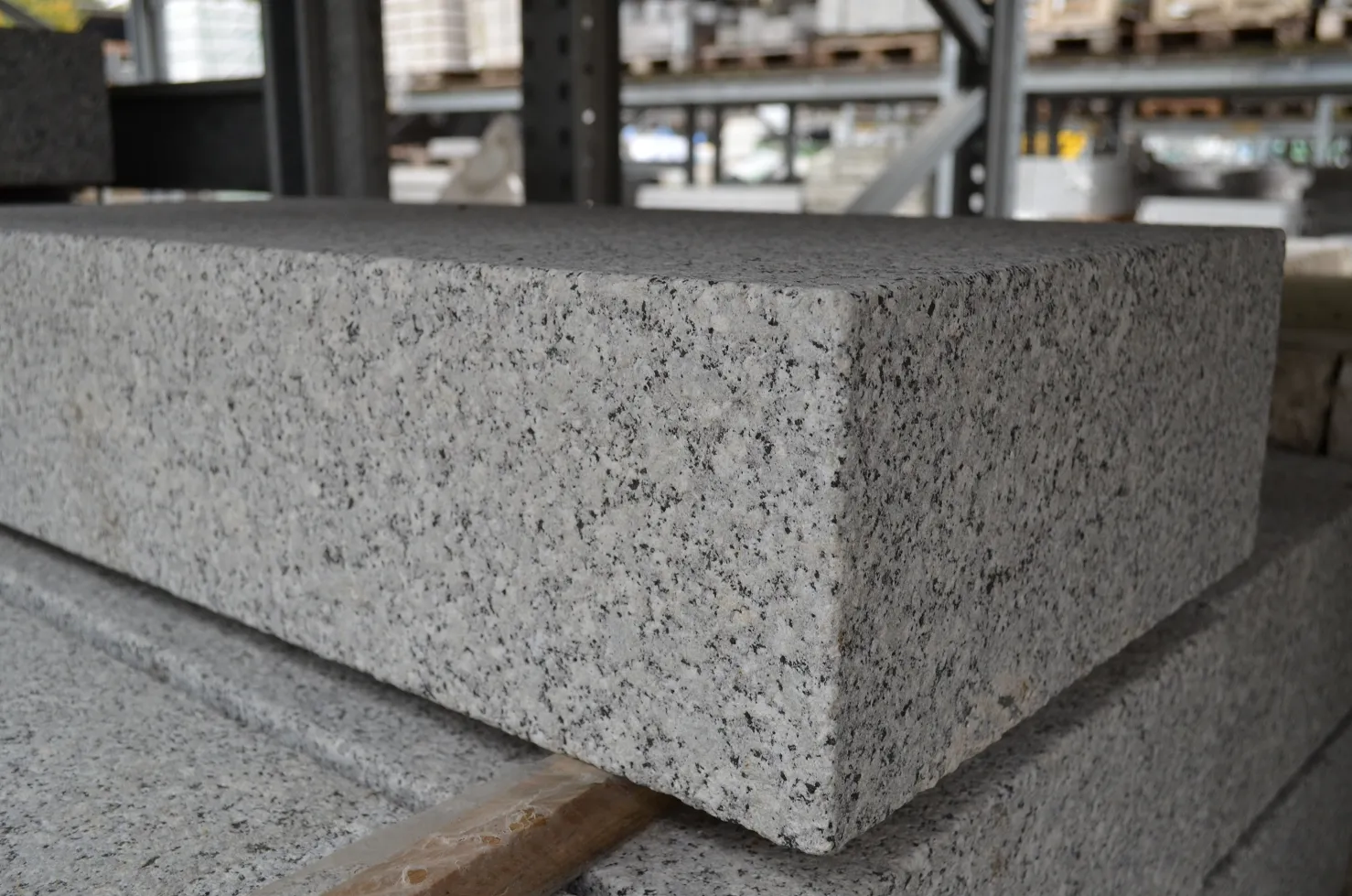 GRANIT-BLOCKSTUFE   80X35X15 CM  KANTOR